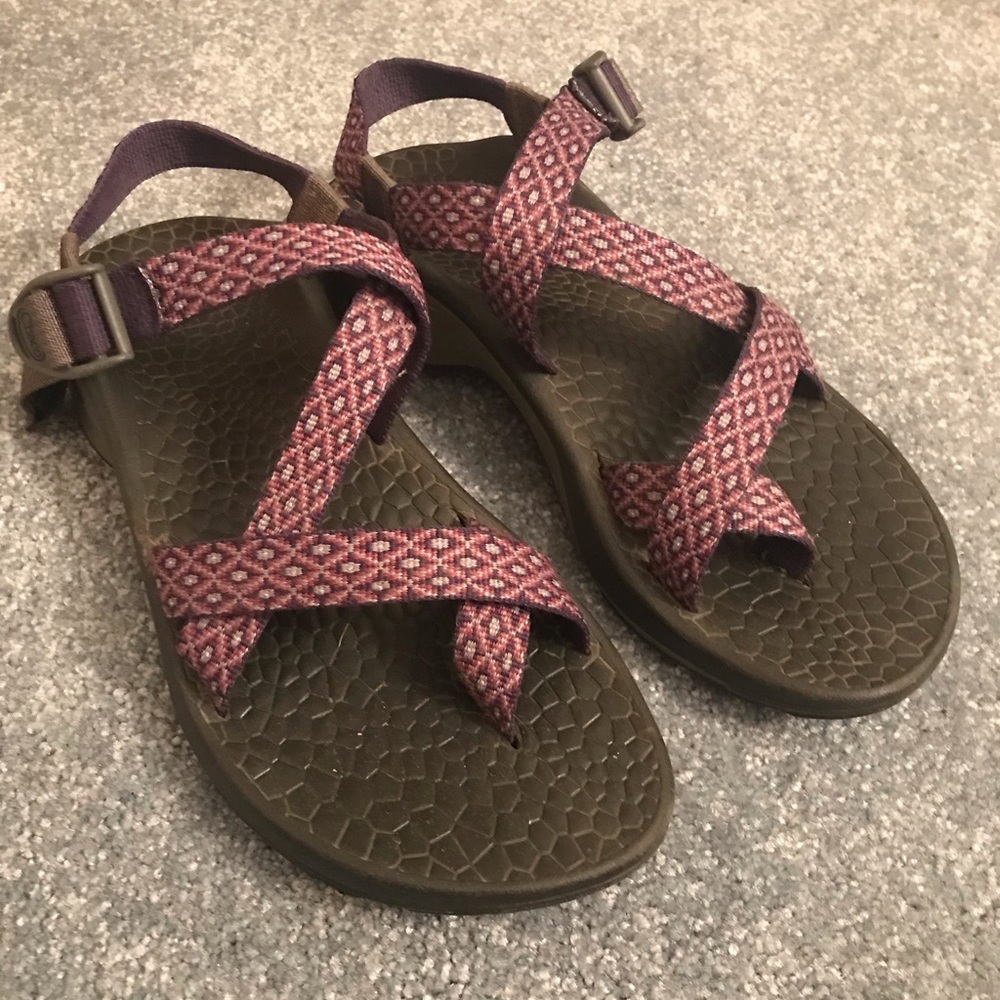 Chacos w/ toe strap